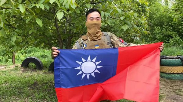 ▲▼正在烏克蘭對抗俄軍的台灣志願軍Lu，手持國旗的影片最近在烏克蘭網上瘋傳。（圖／翻攝自推特／@ua_industrial）