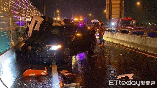 ▲▼2輛BMW於台64快速道路發生擦撞，其中一輛翻覆後1人傷重不治。（圖／記者游宗樺攝）