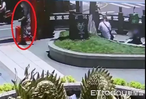 ▲前來拿錢的理財專員穿著隨便十分的不專業。（圖／記者楊熾興翻攝）