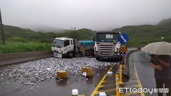 ▲▼基隆貨車自撞路邊護欄載運之漁獲散落路面。（圖／記者郭世賢翻攝）