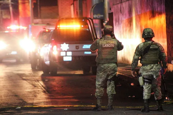 ▲▼墨西哥中部塞拉亞（Celaya）一家飯店23日晚間遭大約15名槍手瘋狂掃射，造成至少11人身亡，安全部門在現場拉起封鎖線。（圖／路透）