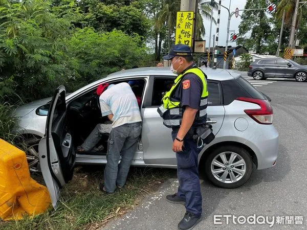 ▲潮州警分局新埤分駐所所長吳東虔、警員曾國峰協助曾男家屬將車輛移置安全地點            。（圖／記者陳崑福翻攝，下同）