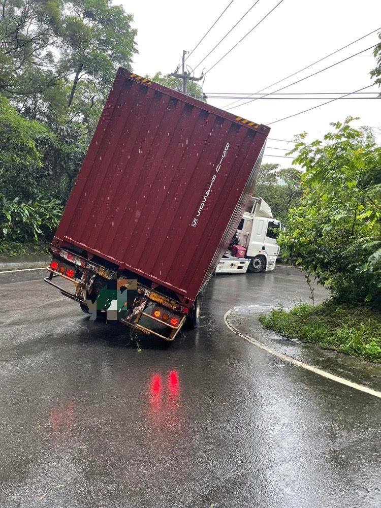 ▲▼   0525貨櫃車傾斜。（圖／翻攝自林口大家庭）