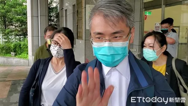 ▲▼詹姓空姐（詹長真）和義大利藍姓前男友（藍大衛）爭搶2人女兒的監護權，到台北地院家事法庭出庭後不受訪。（圖／記者黃哲民攝）