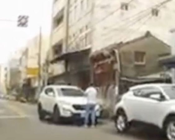 ▲彰化鹿港有車主逆向洗車。（圖／翻攝自「社會事新聞影音」）