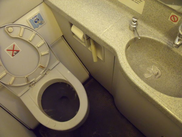 ▲▼飛機上的廁所。（圖／翻攝自維基百科）