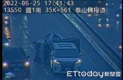 快訊／下班注意！國1五楊高架小貨車「翻車橫躺路中」車輛回堵中