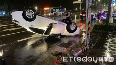 快訊／台北男深夜酒駕用手機「自撞石柱翻車」　白色轎車四輪朝天