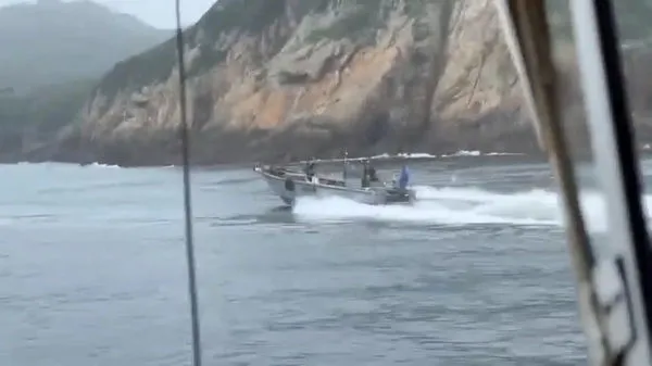 ▲▼不明快速艇「入侵馬祖海域」飆船　海巡署驅逐畫面曝光（圖／翻攝YouTube）