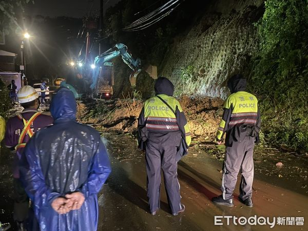 ▲桃園市龜山區幸福二十三街土石坍方，砸毀一輛自小客車。（圖／民眾提供）