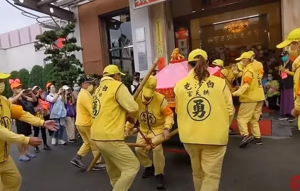 ▲▼轎班摔倒！白沙屯媽祖心疼大轎猛晃。（圖／翻攝自白沙屯媽祖網路電視台）