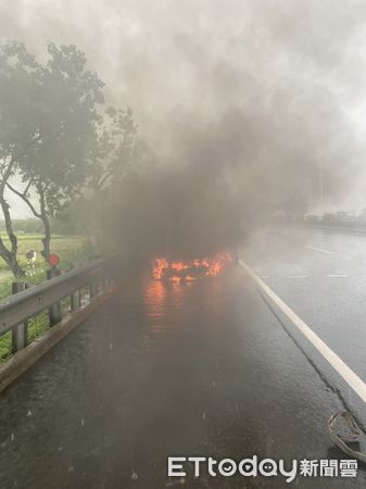 ▲國道一號北上308.4KM台南麻豆段，26日上午7時35分許發生火燒車事，台南市消防局據報出動2車5人前往搶救，消防人員馬上出水迅速撲滅。（圖／民眾提供，下同）