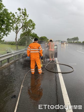 ▲國道一號北上308.4KM台南麻豆段，26日上午7時35分許發生火燒車事，台南市消防局據報出動2車5人前往搶救，消防人員馬上出水迅速撲滅。（圖／民眾提供，下同）