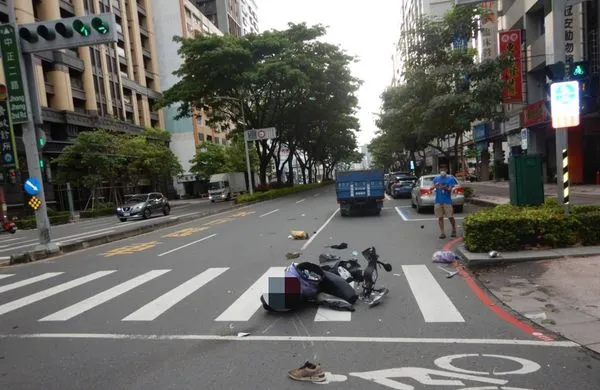 ▲▼小貨車清晨疑闖紅燈！機車遭撞飛零件散落，騎士重傷急救中。（圖／記者賴文萱翻攝）