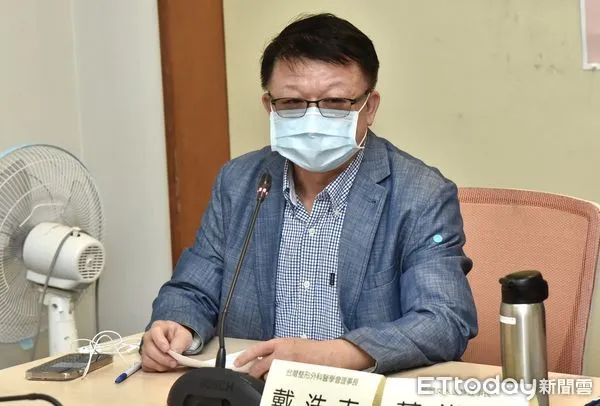 ▲▼台灣整型外科醫學會理事長戴浩志出席「處女膜正名 社會有共識 政府要行動！」記者會 。（圖／記者李毓康攝）