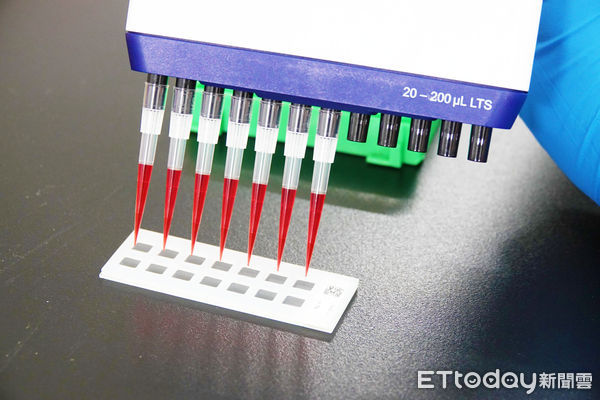 ▲成大生物科技與產業科學系助理教授許觀達帶領團隊，研發出「高通量新冠變種病毒蛋白晶片」，只需一滴血即可檢測出是否具有可對抗各種變種病毒株的中和抗體。（圖／記者林悅翻攝，下同）