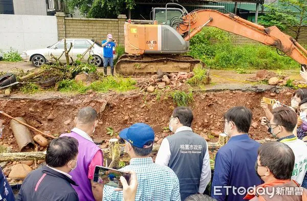 ▲桃園市長鄭文燦26日上午視察平鎮區雙連里防汛道路坍方現場。（圖／記者沈繼昌翻攝）