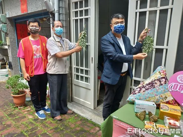 ▲台南市社會局協同華山基金會與日虎家電，攜手關懷弱勢獨居長輩，並贈送水冷扇、食品與口罩等物資。（圖／記者林悅翻攝，下同）