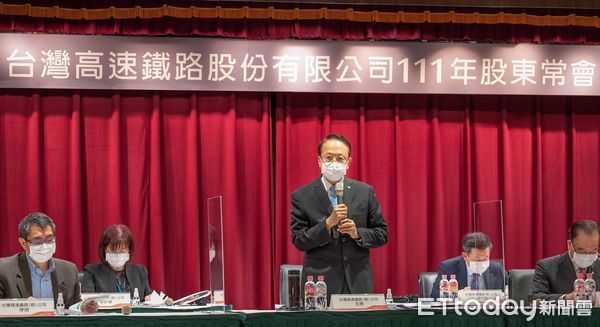 ▲台灣高鐵公司今（26）日舉辦111年度股東常會，董事長江耀宗（圖中）擔任主席，向股東報告未來營運展望。（圖／高鐵提供）