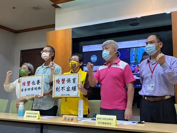 ▲▼陳椒華今天上午與屏東環保聯盟等民間團體舉行「陸蟹保育刻不容緩，陸蟹也要安全回家的路」記者會。（圖／陳椒華國會辦公室提供）