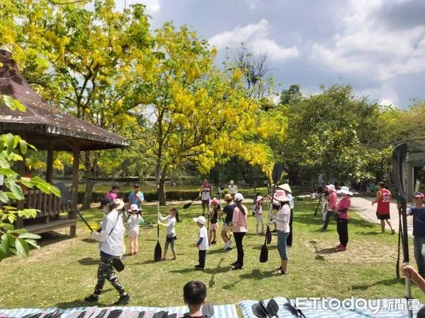 ▲每年一度的虎頭埤阿勃勒花季於上週展開，一場黃金嘉年華熱鬧登場。（圖／記者林悅翻攝，下同）