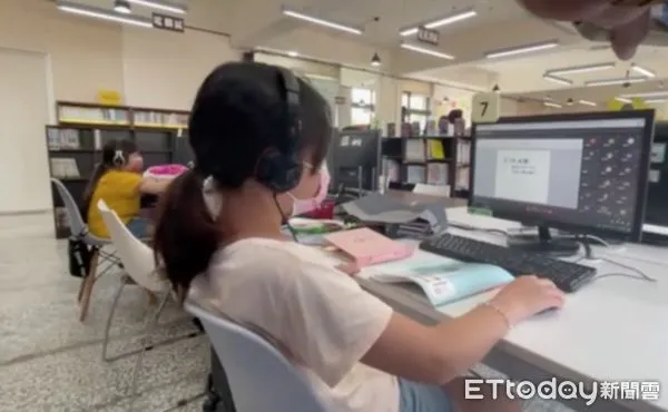 ▲雲林土庫鎮立圖書館開放學童進入線上授課。（圖／記者蔡佩旻翻攝）