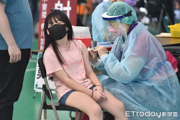 ▲▼兒童莫德納疫苗開打,新冠肺炎,本土疫情,疫苗接種,新冠肺炎疫苗,施打疫苗,COVID-19疫苗,兒童疫苗,武漢肺炎,接種疫苗,副作用,不良反應,群體免疫,醫護人員,防護衣,接種率,防疫,緩打潮,疫苗覆蓋率,中重症,共存,清零,6-11歲兒童,mRNA。（圖／記者李毓康攝）