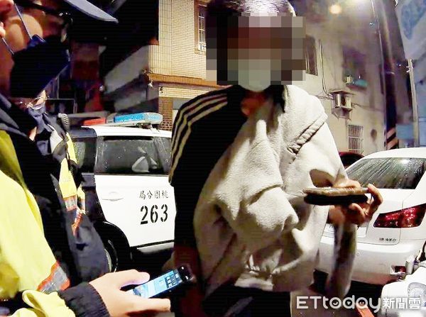 ▲桃園市劉姓男子25日晚間騎車外出，碰上警車卻緊急煞車，員警盤查時卻口齒不清。（圖／記者沈繼昌攝）