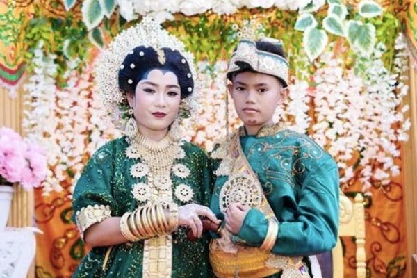 ▲▼ 印尼一對學生情侶結婚。（圖／翻攝自Instagram）
