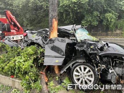 快訊／苗栗1車撞分隔島「1死2傷」　鏟飛路燈、車子扭曲成廢鐵