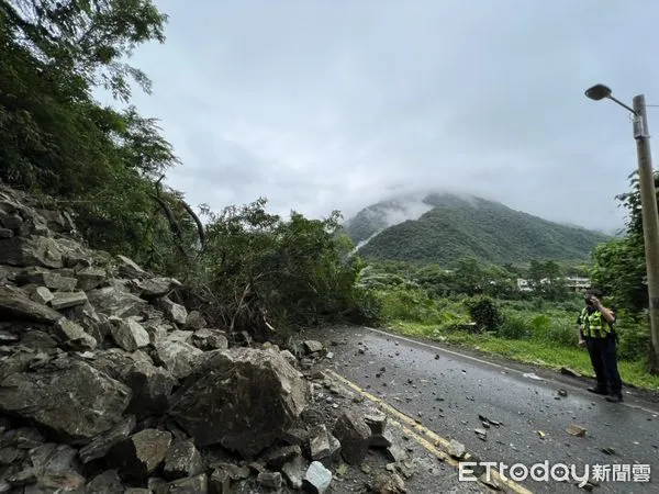 ▲▼連日降雨，花蓮景美村三棧土石崩落阻斷道路。（圖／記者柯政誟翻攝）