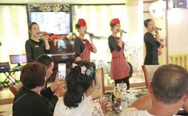 ▲▼北韓披薩專賣店會提供美女店員歌舞服務。（圖／翻攝自Facebook／朝鮮經貿文化情報 DPRK）
