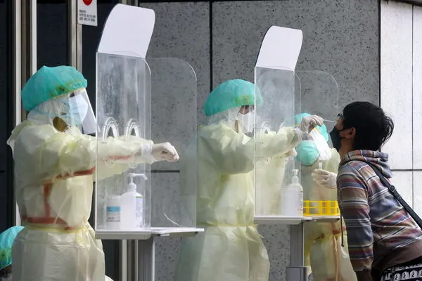 ▲▼台灣疫情、台北一名民眾5月24日接受新冠病毒採檢。（圖／路透）