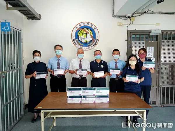 ▲慈濟贈快篩試劑予警消單位和移民署，感謝他們守護南投第一線 。（圖／慈濟基金會提供，下同）