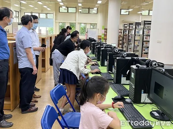 ▲虎尾鎮立圖書館取消週一休館日，提供學童前往借用電腦進行線上課程。（圖／記者蔡佩旻翻攝）