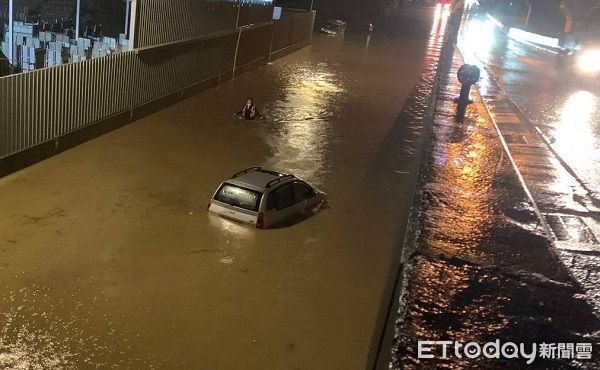 ▲桃園觀音區昨晚雨勢大，造成台61線平面道路積水及腰，將車輛淹了半個車高。（圖／桃園警分局提供）