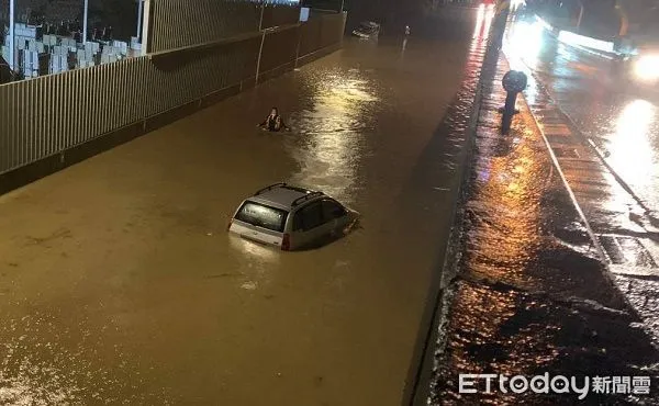 ▲桃園觀音區昨晚雨勢大，造成台61線平面道路積水及腰，將車輛淹了半個車高。（圖／桃園警分局提供）