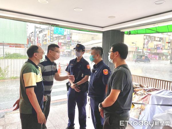 ▲甕仔雞店店家將騎樓圍起來做生意，影響民眾通行，員警責令店家即時清除並製單告發，並告誡店家不可再有類似違規行為，否則將持續舉發。（圖／記者林悅翻攝，下同）