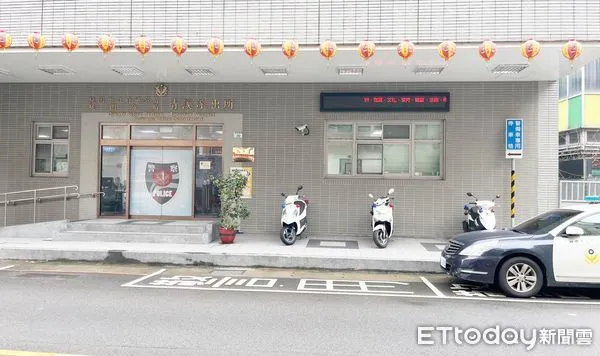 ▲桃園警分局青溪派出所鄭姓員警去年執勤時，見女騎士身材曼妙打扮出眾，記下車號透過警用電腦查詢車籍資料，希望女子加為好友，事後被投訴。（圖／記者沈繼昌翻攝）