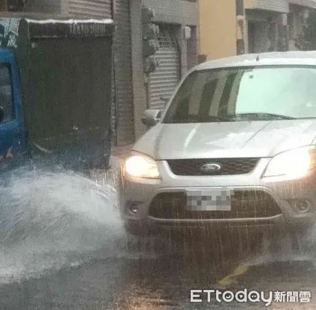 ▲台南市議員李啟維要求水利局應加強污水閘門遠端感應管理，避免因為故障失能，下雨閘門未即時開造成路面積水。（圖／記者林悅翻攝，下同）