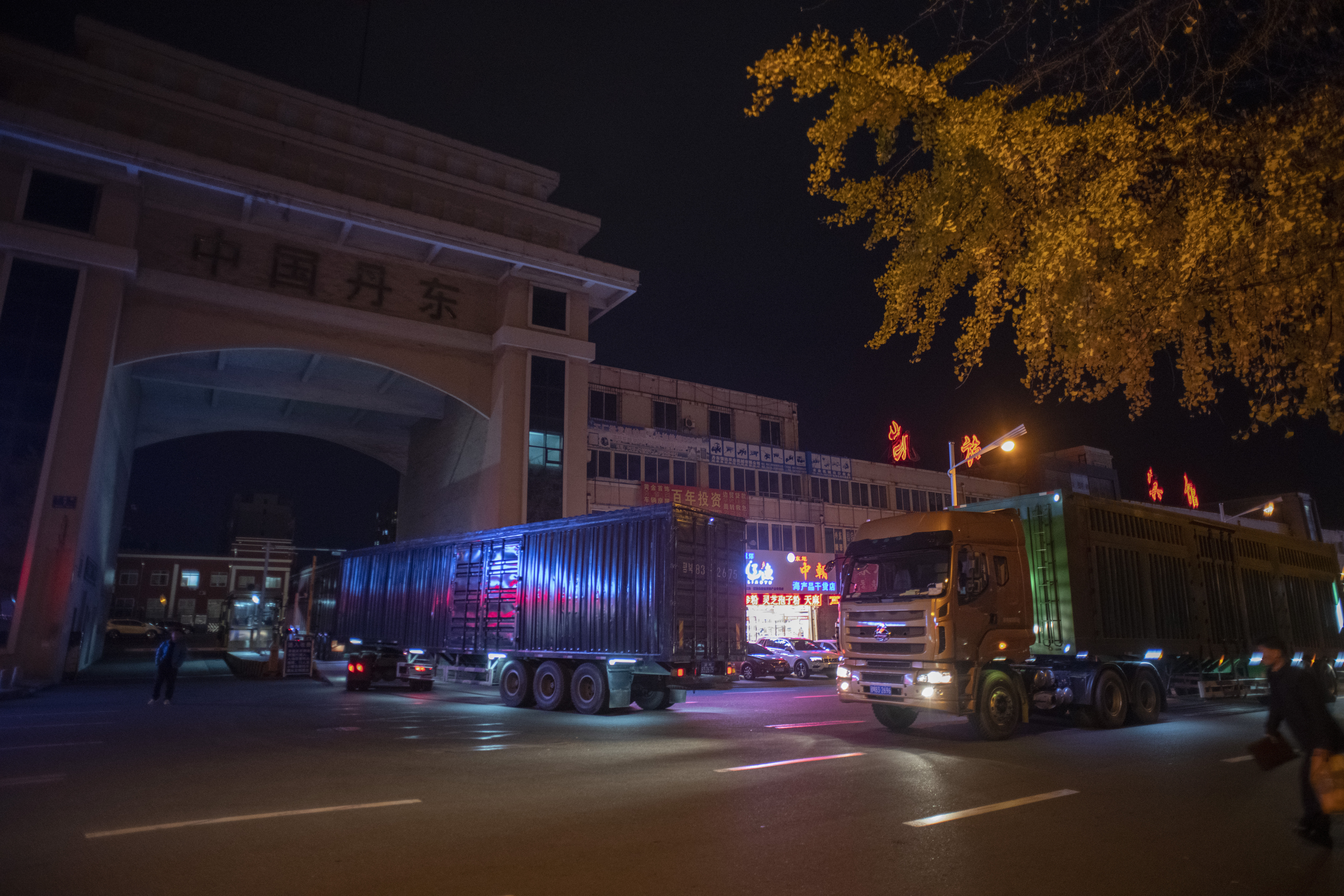 ▲▼進入中國遼寧省丹東市的海關前，可以看到幾輛來自北韓的貨車。（圖／達志影像／newscom）