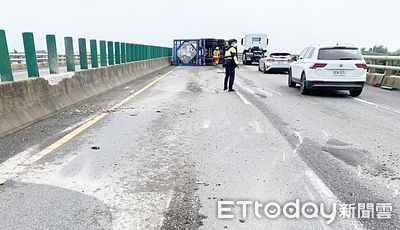 爛路害翻車畫面曝！槽車滿載氨水　台61線大雨中閃坑洞慘了　