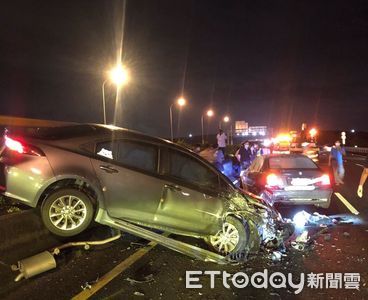 國道1號南向 300.6公里下營段5車連環車禍　1人受傷送醫