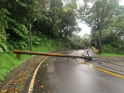 快訊／北宜公路坍方！連日豪雨土石滑落電桿斷　雙向封閉