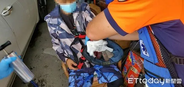 ▲47歲吳姓男子，操作砂輪機切割物品，因操作不慎造成左手掌棉質手套，被砂輪機割傷絞住動彈不得，消防人員立即運用器材協助脫困送醫。（圖／民眾提供，下同）