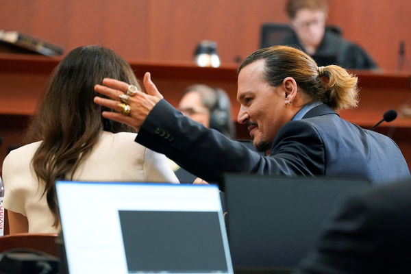 ▲▼強尼戴普（Johnny Depp）與前妻安珀赫德（Amber Heard）在結辯後，與各自律師團隊擁抱。（圖／路透社）
