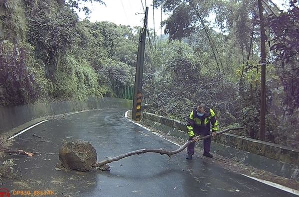 ▲▼新田登山步道大石滾落擋在路中央，台中警方機智利用槓桿原理，順利移開石頭。（圖／警方提供，下同）