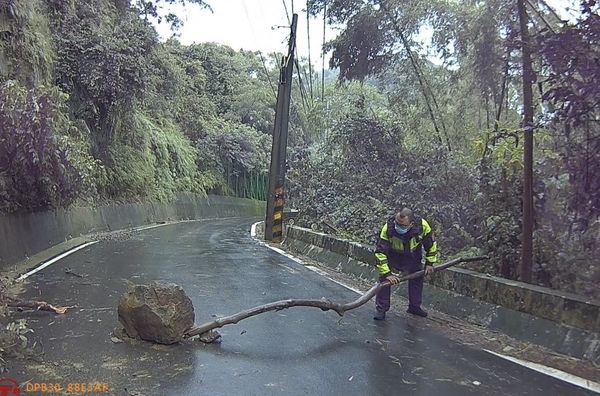▲▼新田登山步道大石滾落擋在路中央，台中警方機智利用槓桿原理，順利移開石頭。（圖／警方提供，下同）
