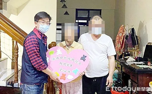 ▲法務部行政執行署桃園分數在端午節前關懷積欠健保費未成年義務人6歲的謝小妹妹家屬，因上幼稚園由外曾祖母代為接受慰問金。（圖／記者沈繼昌翻攝）