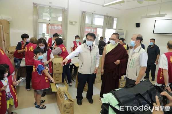 ▲台南市長黃偉哲在社會局陳榮枝局長等人陪同下，前往玉井蔣揚會館，關心志工分裝護理包情形，並獻上謝禮感謝志工無私奉獻的善舉。（圖／記者林悅翻攝，下同）